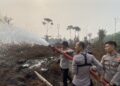 Kapolres SBT Pimpin Pemadaman Api di Wilayah Transmigrasi Bula Barat