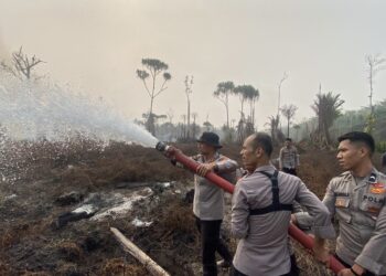 Kapolres SBT Pimpin Pemadaman Api di Wilayah Transmigrasi Bula Barat