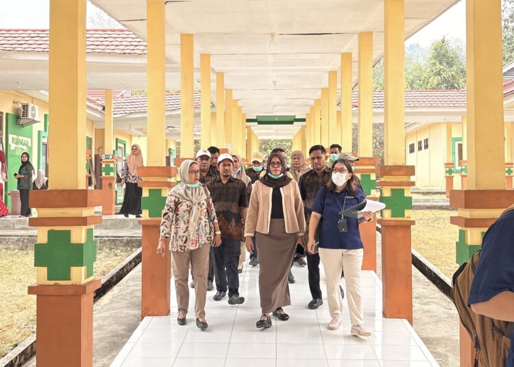 Plt Kepala Dinkes SBT Punira Kilwalaga mendampingi Badan Penyelenggara Jaminan Sosial (BPJS) Kesehatan SBT untuk melakukan penilaian di RSU Goran Riun, Kecamatan Pulau Gorom (Dok : Dinkes SBT)
