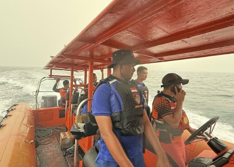 Tim SAR Gabungan melakukan pencarian hari kedua terhadap tiga orang warga Pulau Gorom yang hilang di perairan SBT (Dok : Unit SAR Bula)