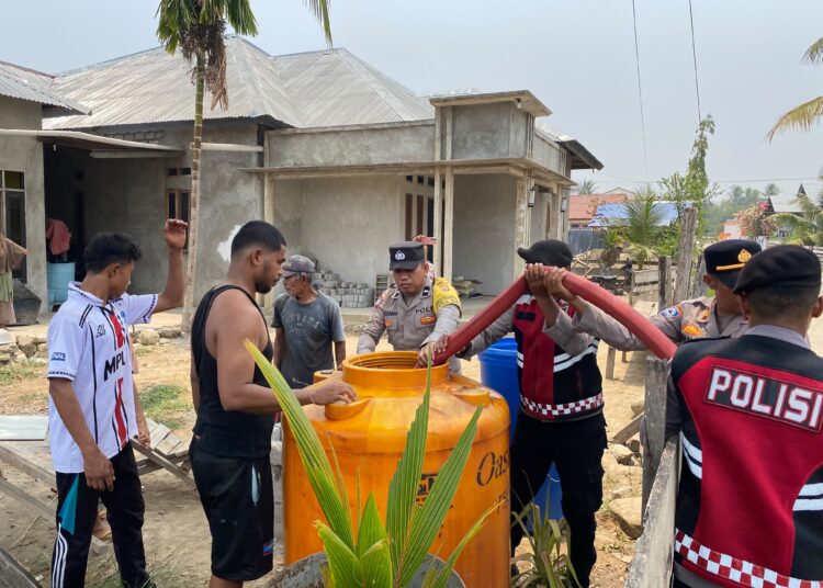 Polres SBT distribusi air bersih kepada masyarakat di Desa Tansi Ambon dan Desa Fattolo (Dok : Humas Polres SBT)