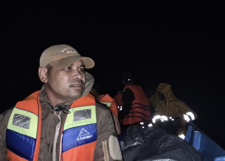 Kapolsek Pulau Gorom bersama personel dan keluarga korban melakukan pencarian terhadap tiga orang warga Pulau Gorom yang hilang dengan Longboat (Dok : Ist)