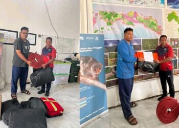 Damkar SBT Dapat Bantuan Selang dan APD dari PT Strata Pacific