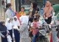 Ikatan Bidan Indonesia SBT Kembali Bagi Masker Gratis kepada Masyarakat di Bula