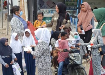 Ikatan Bidan Indonesia SBT Kembali Bagi Masker Gratis kepada Masyarakat di Bula