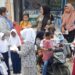 Ikatan Bidan Indonesia SBT Kembali Bagi Masker Gratis kepada Masyarakat di Bula
