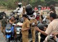 BPBD SBT Susul Dinkes Bagi Masker kepada Masyarakat di Kota Bula