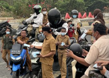 BPBD SBT Susul Dinkes Bagi Masker kepada Masyarakat di Kota Bula
