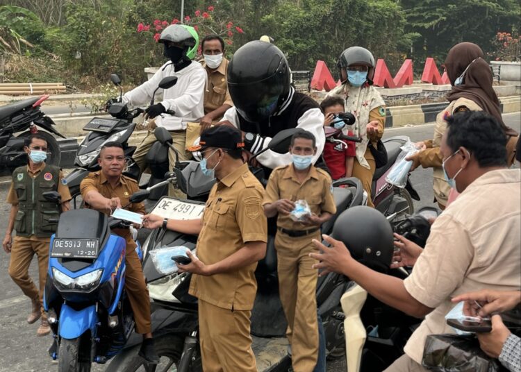 BPBD SBT bergerak bagi masker gratis kepada masyarakat di Kota Bula (Dok : Pribadi)