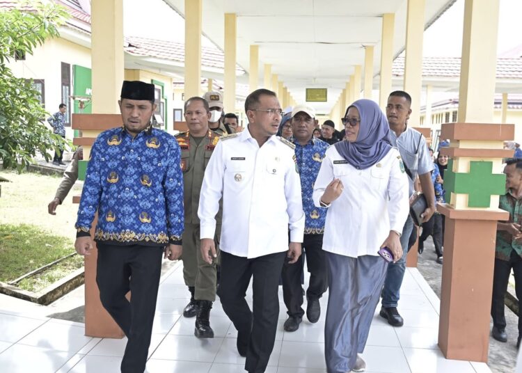 Bupati SBT Fachri Husni Alkatiri bersama Plt Kepala Dinkes SBT Punira Kilwalaga dan rombongan melakukan kunker ke RSU Goran Riun beberapa waktu lalu (Dok : Pribadi)