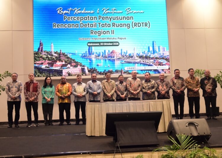 Bupati SBT Fachri Husni Alkatiri foto bersama sejumlah kepala daerah usai teken penandatanganan komitmen bersama percepatan penyusunan Rencana Detail Tata Ruang (RDTR).