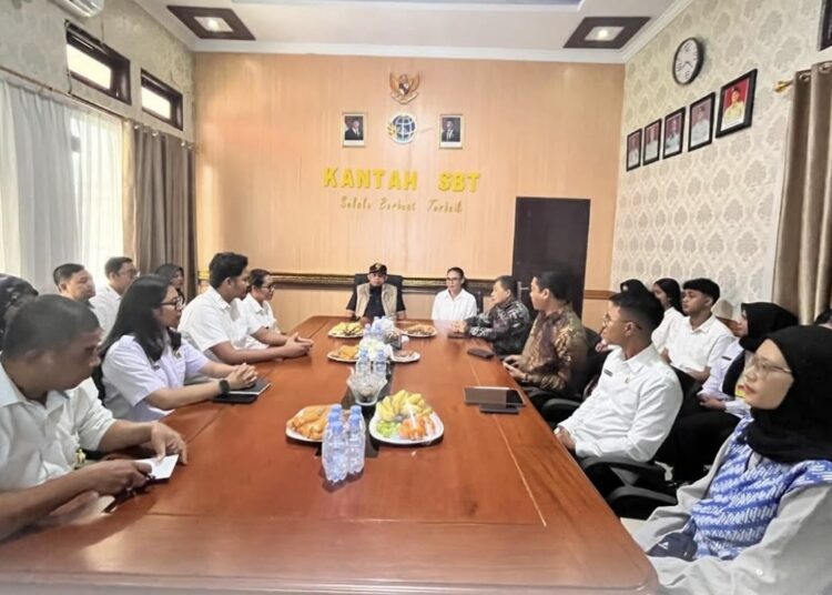 Kepala Kanwil BPN Maluku H. Muhalis melakukan pertemuan bersama pimpinan dan staf Kantah SBT