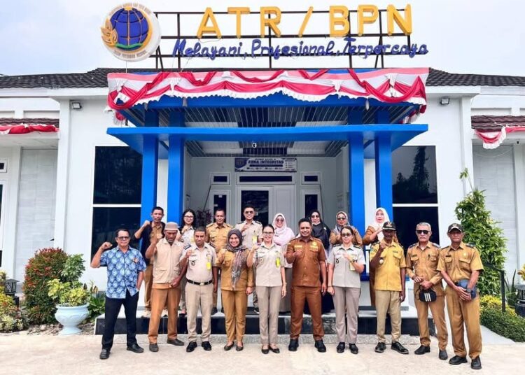Kepala Kantor Pertanahan SBT Rosa F. C. Batmomolin dan staf Kantor Pertanahan SBT foto bersama Camat Bula dan Kepala Desa se-Kecamatan Bula (Dok : Ist)