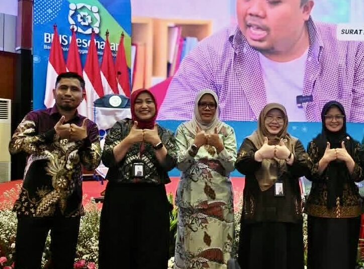 Plt Kepala Dinkes SBT Punira Kilwalaga dan Direktur RSU Goran Riun Rudin Tukwain foto bersama pihak BPJS Kesehatan (Dok : Ist)