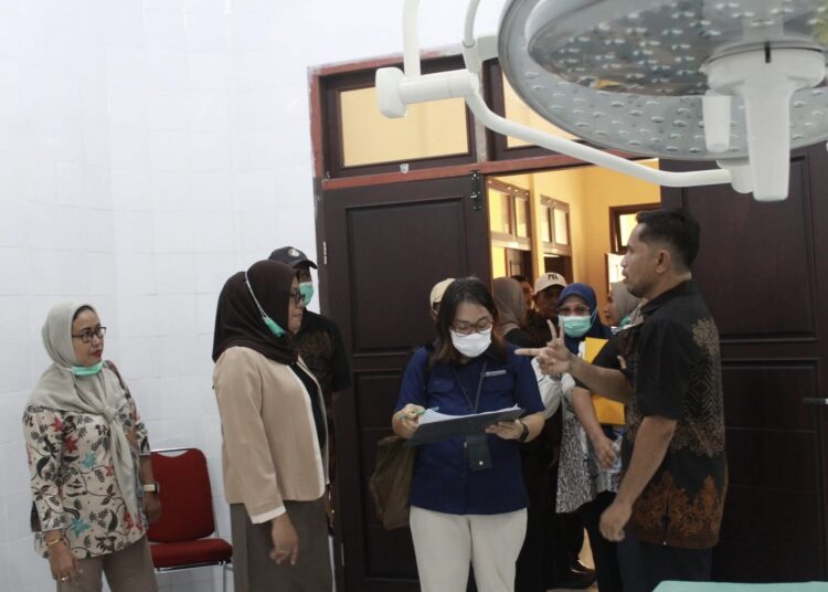 Kepala Dinkes SBT Punira Kilwalaga bersama staf Dinkes SBT dan Direktur RSU Goran Riun Rudin Tukuwain mendapampingi Kepala BPJS Kesehatan SBT saat melakukan penilaian di RSU Goran Riun (Dok : Ist)