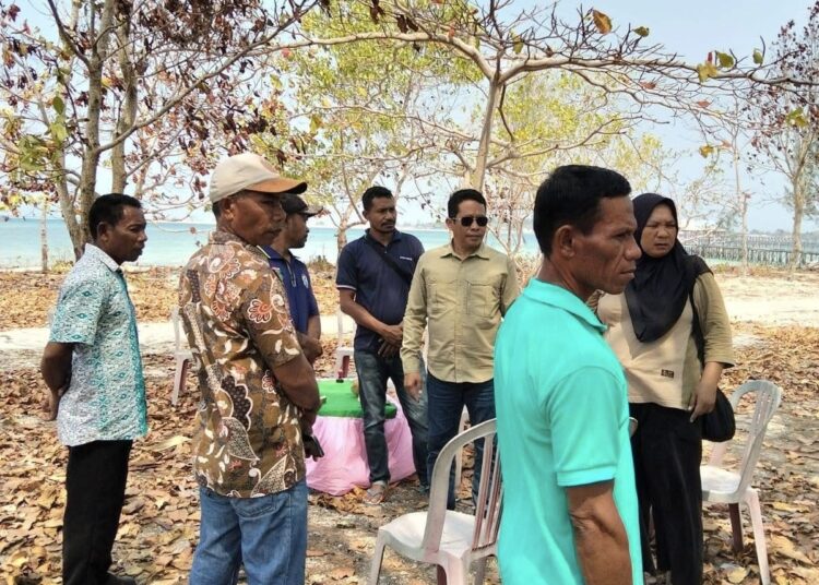 Plt Kepala Dinas Perikanan SBT, Surahman bersama staf saat melakukan monitoring ke lokasi pembangunan KNMP (Dok : Ist)