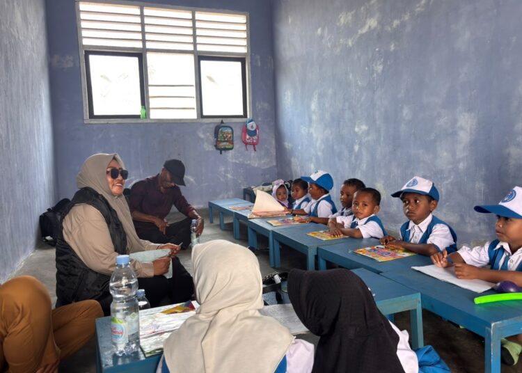 Kabid PAUD Dikbudpora SBT Sanaria Mony berbincang-bincang dengan siswa PAUD di Kilmuri (Dok : Ist)