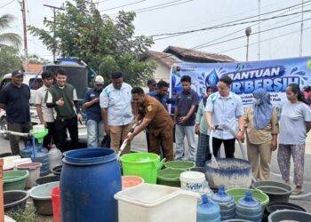 PLN ULP Bula Perkuat Kepedulian Sosial Lewat Distribusi Air Bersih di Momentum HLN