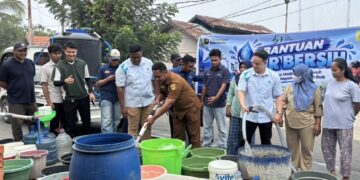 PLN ULP Bula Perkuat Kepedulian Sosial Lewat Distribusi Air Bersih di Momentum HLN